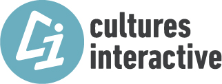 Zu sehen ist das Logo des Vereins cultures interactive. ein weißes c und ein weißes i auf einem türkisen Hintergrund